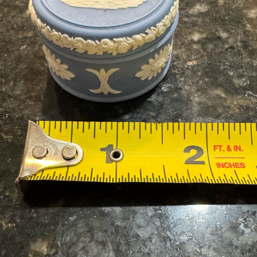 Wedgwood Blue and Cream Round Box - Picture 4 of 4